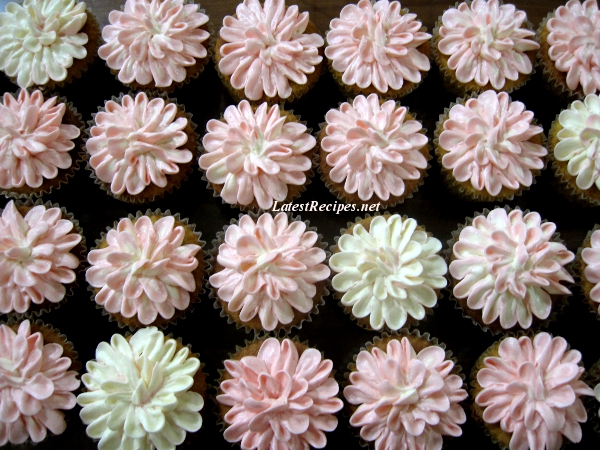 Watch this video on how to ice these cupcakes to make them look like flowers 