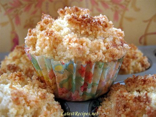 Coconut Pineapple Muffins with Crumble Topping