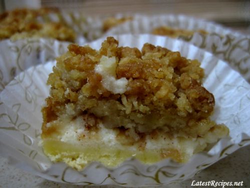 Apple Cheesecake Streusel Bars