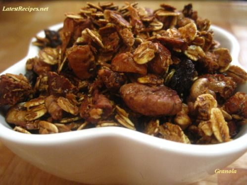 Honey-Sweetened Oatmeal and Nut Granola