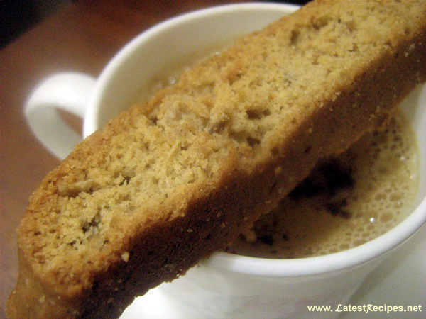 ginger_biscotti_with_cafe_latte