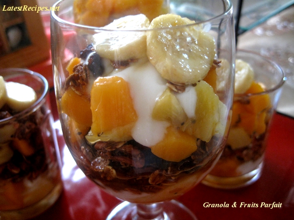 granola_fruits_parfait_breakfast