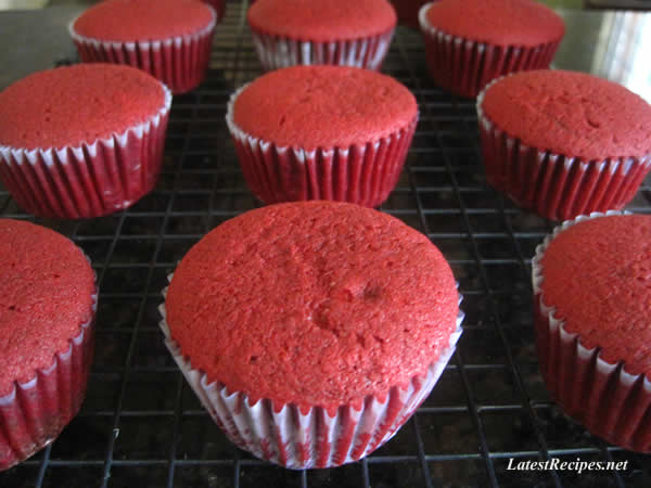 red_velvet_cupcakes_4